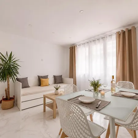 Appartement Entièrement Rénové ,central, Près Du Port Et Des Plages