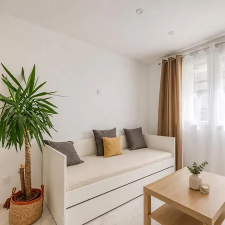 Appartement Entièrement Rénové ,central, Près Du Port Et Des Plages *