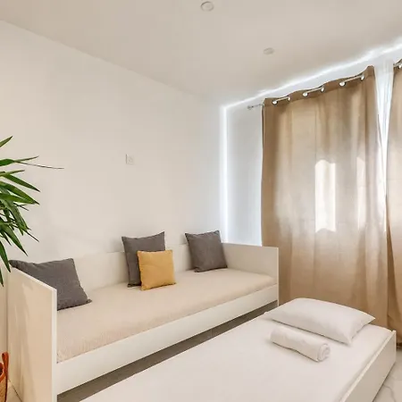Appartement Entièrement Rénové ,central, Près Du Port Et Des Plages *