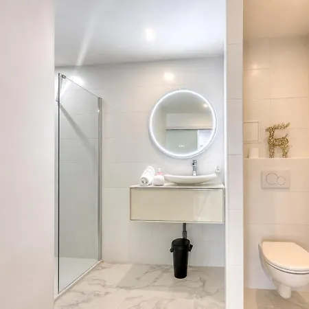 Entièrement Rénové ,central, Près Du Port Et Des Plages Appartement *